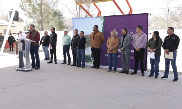 Entrega Cruz Pérez Cuéllar Domo en escuela Lázaro Cárdenas en Loma Blanca