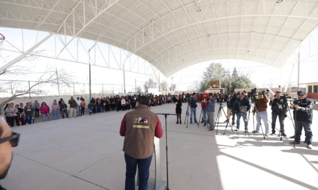 Entrega Cruz Pérez Cuéllar Domo en escuela Lázaro Cárdenas en Loma Blanca