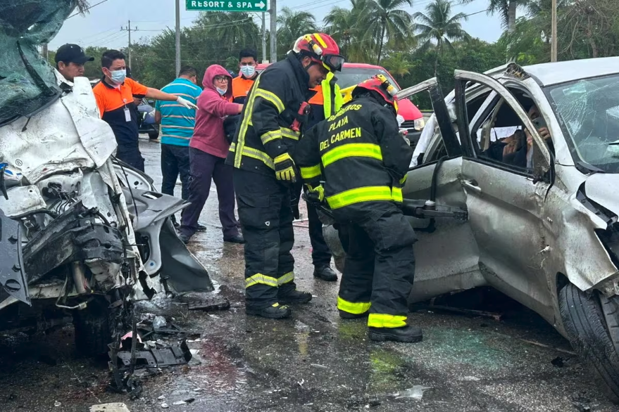 Mueren 6 personas tras choque en carretera de Quintana Roo; entre víctimas hay cinco argentinos