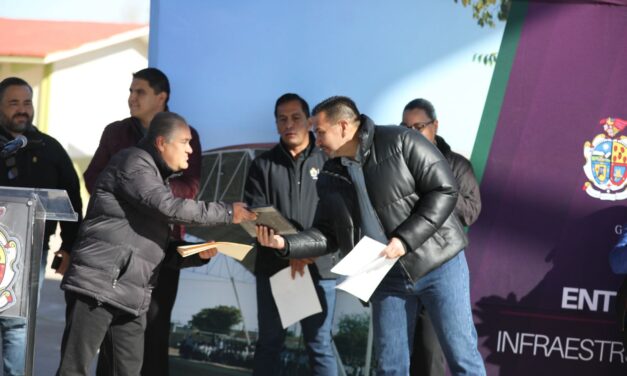 Entrega alcalde domo en la Escuela Primaria Fidel Ávila