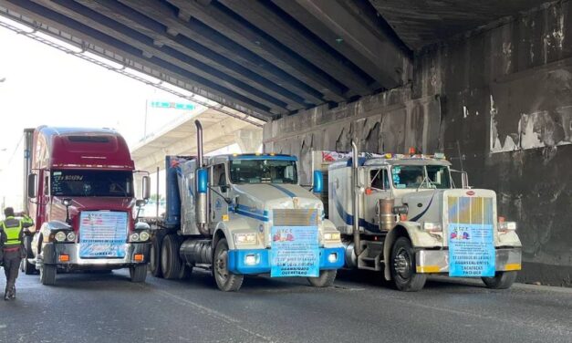 Transportistas bloquean carreteras exigen más seguridad