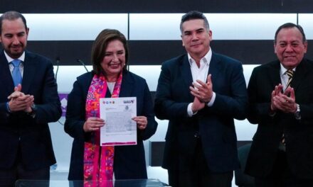 Xóchitl Gálvez entrega solicitud ante el INE como candidata a la Presidencia