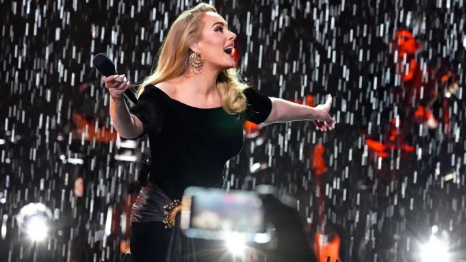 Adele cancela fechas en Las Vegas por orden médica