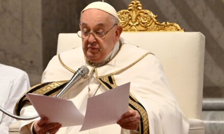 Preside Papa Francisco Viernes Santo y habla del dolor de la guerra, la inmigración y de la violencia de género