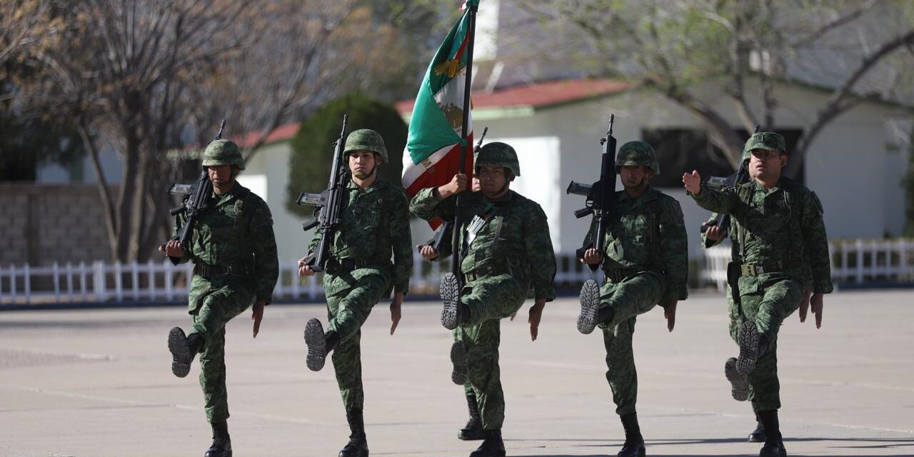 Rinden protesta de bandera soldados del Servicio Militar Nacional