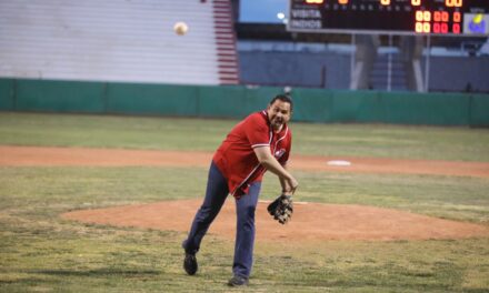 Lanza el Presidente Municipal primera bola en partido de Indios de Juárez vs Charros de Jalisco