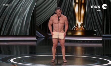 John Cenase desnuda en los Oscares