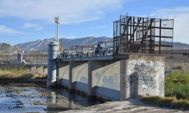 Abren compuertas de la Acequia Madre para el riego de cultivos en el Valle de Juárez