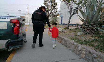 Resguardan Policías a menor que se encontraba solo en camioneta