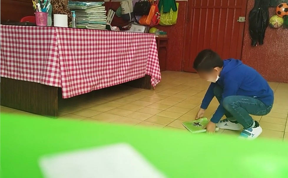 VIDEO: Maestra causa indignación por lanzar cuadernos de sus alumnos al suelo