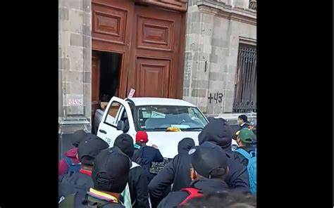 En conferencia mañanera, Normalistas de Ayotzinapa intentan ingresar a Palacio Nacional (video)