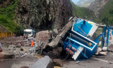 VIDEO: Avalancha de rocas gigantes aplasta a dos camiones en Perú