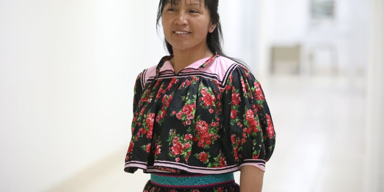 Con calurosa bienvenida reciben a la maratonista rarámuri Verónica Palma Cruz