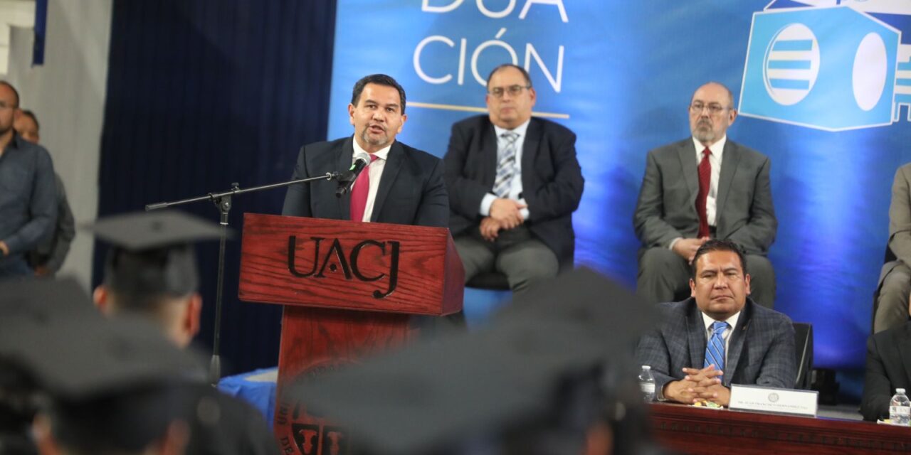 “El mundo, nuestra ciudad y el país esperan ansiosos sus contribuciones”: alcalde a graduados de la UACJ