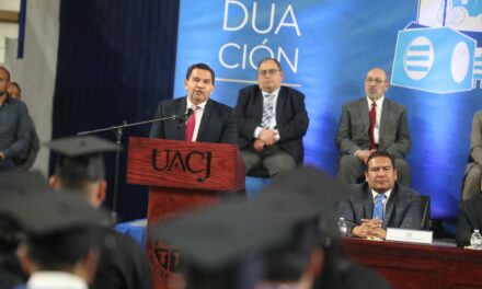 “El mundo, nuestra ciudad y el país esperan ansiosos sus contribuciones”: alcalde a graduados de la UACJ