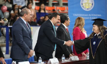 Felicita alcalde a más de 500 graduados del Instituto de Ciencias Sociales y Administración de la UACJ