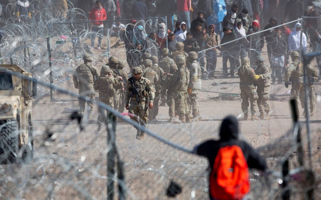 222 migrantes acusados por disturbios en el muro fronterizo