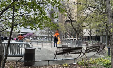 Hombre se prende fuego frente a corte donde se juzga a Trump