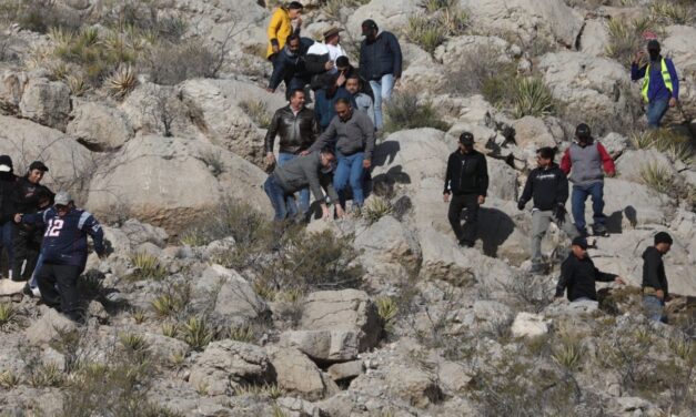 Acompaña el Presidente Municipal a feligreses en el retoque de las letras en la Sierra de Juárez