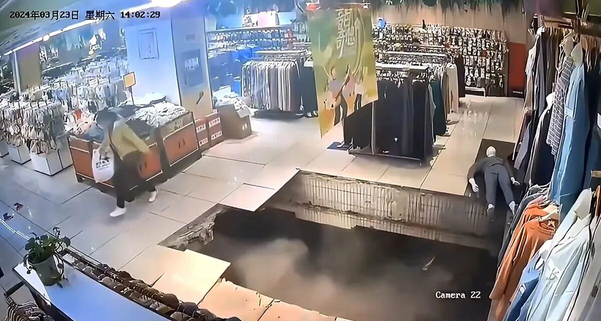 Se desploma suelo de centro comercial en China, tragándose a mujer