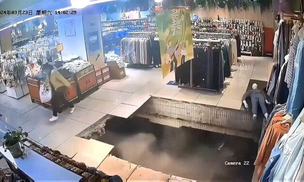 Se desploma suelo de centro comercial en China, tragándose a mujer