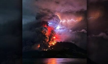 Erupción de volcán en Indonecia parece irreal