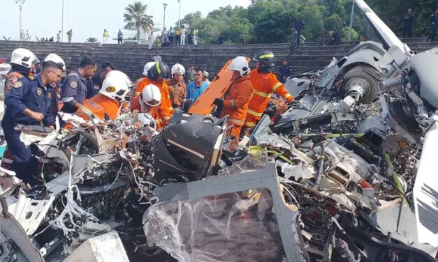 VIDEO: Choque de helicópteros de la marina de Malasia, deja más de 10 muertos