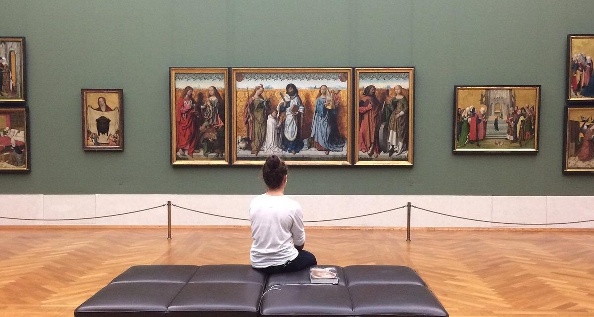 Colgó su cuadro en un museo “pa’ver si pegaba”