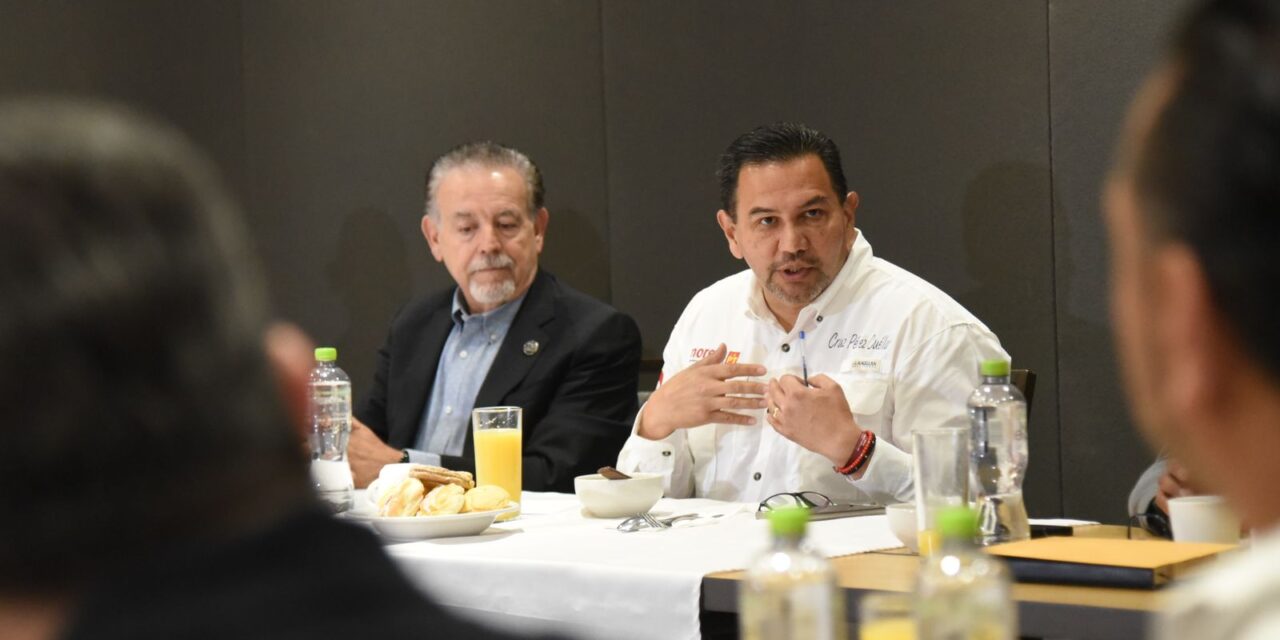 Presenta Cruz Pérez Cuéllar sus propuestas ante transportistas de carga