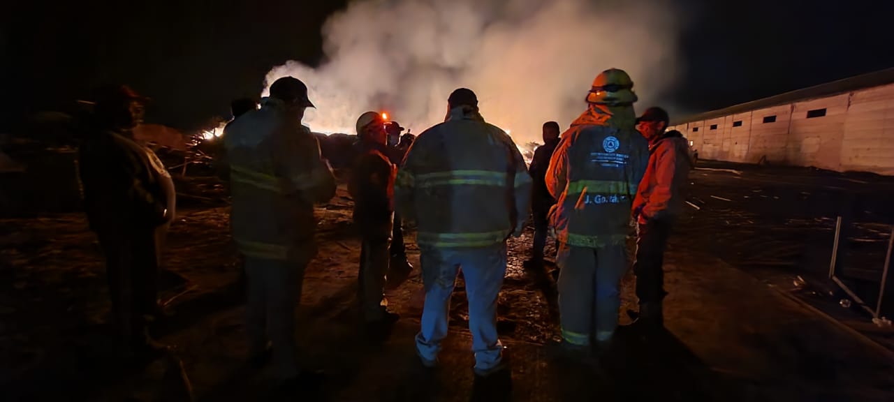 Contienen cuerpos de emergencia incendio en aserradero de Madera