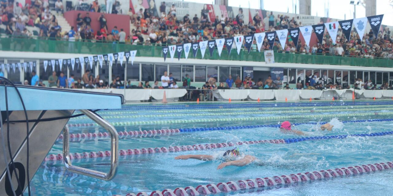 Brilla niño juarense en campeonato de natación en Mazatlán