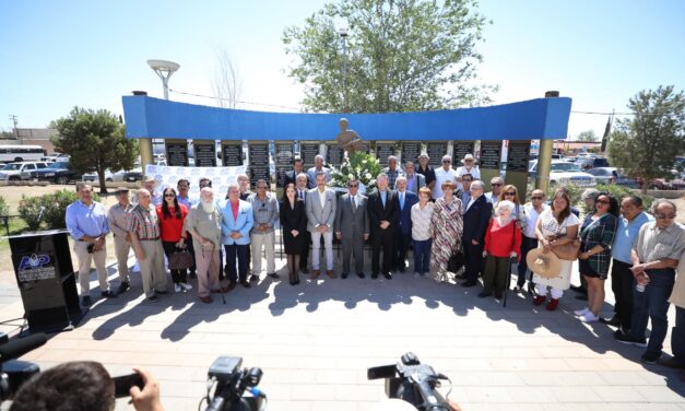 Develan placas en honor a periodistas fallecidos