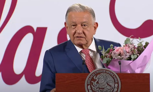 AMLO celebra Día de las Madres con mariachi en Palacio Nacional