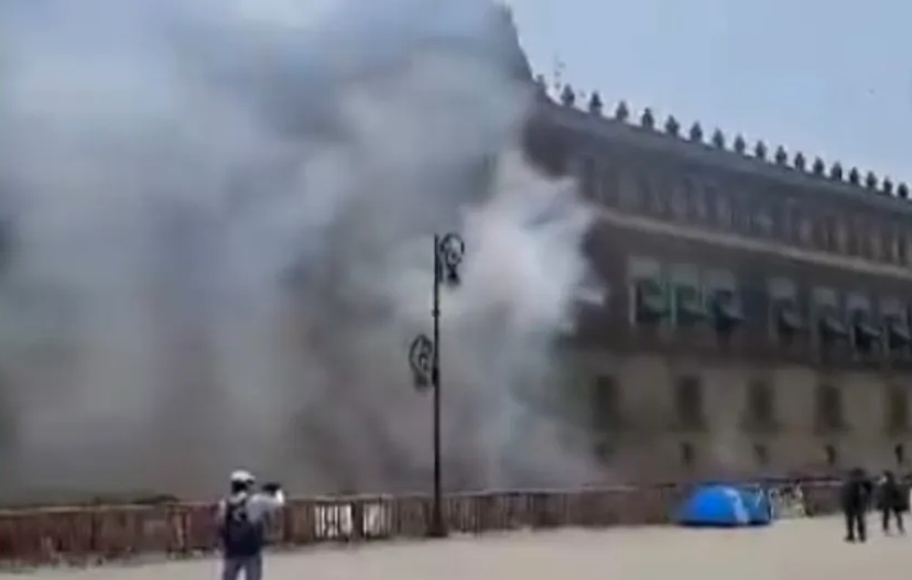 Normalistas arrojan cohetones contra Palacio Nacional, hiriendo a 26 policías
