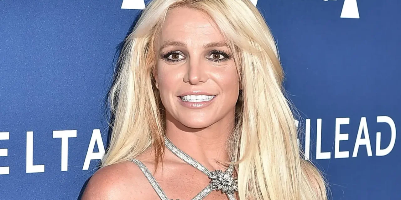 ¿Britney Spears al borde del abismo de nuevo? Es captada cubierta con una sábana en la calle