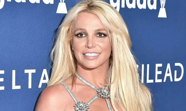 ¿Britney Spears al borde del abismo de nuevo? Es captada cubierta con una sábana en la calle