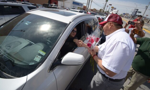 Entrega Cruz Pérez Cuéllar rosas a mamás en cruceros viales y restaurantes