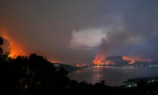 Incendio forestal consume zona turística de Valle de Bravo