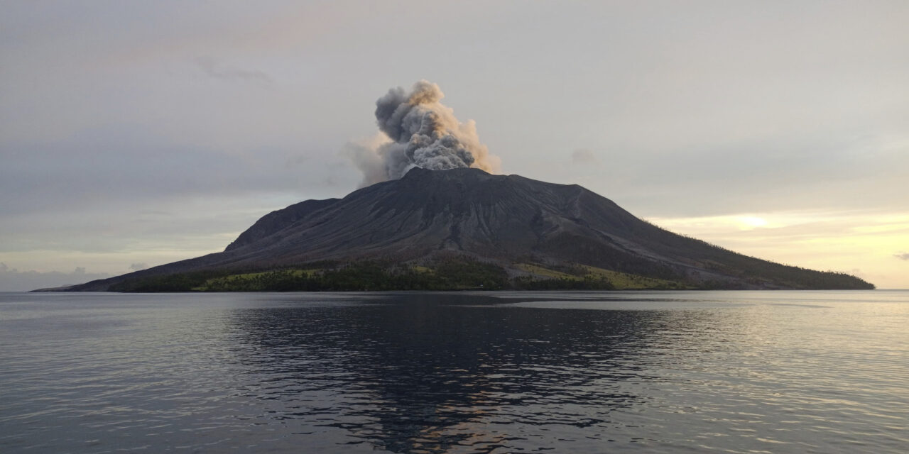 Impactantes imágenes de la erupción del volcán en el monte Ruang en Indonesia