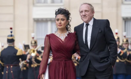 Salma Hayek conquista Francia vestida de gala