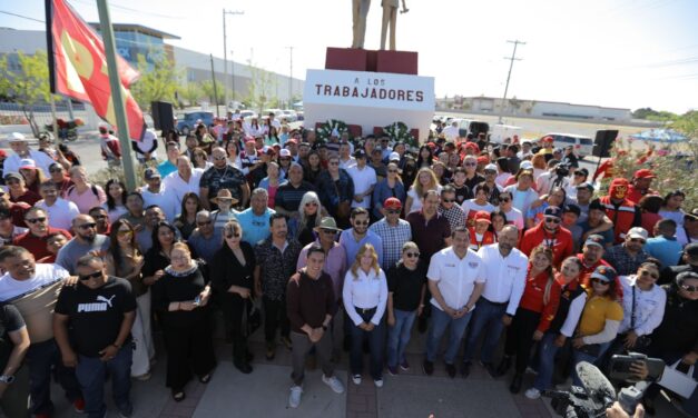 Coloca Cruz Pérez Cuéllar ofrenda floral en el Monumento a los Trabajadores