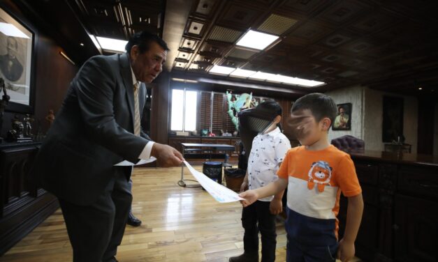 Felicita alcalde a niños ganadores de concurso de dibujo por los derechos humanos