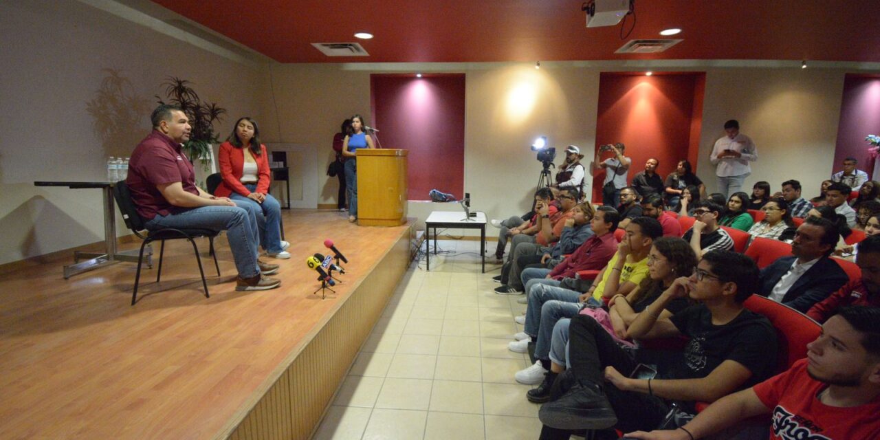 Cruz Pérez Cuéllar dialoga con estudiantes del Tecnológico de Juárez