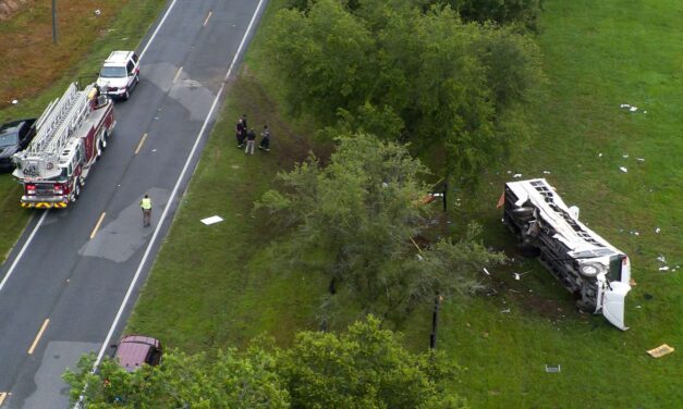 Vuelca autobús con trabajadores agrícolas mexicanos en Florida; hay 8 muertos