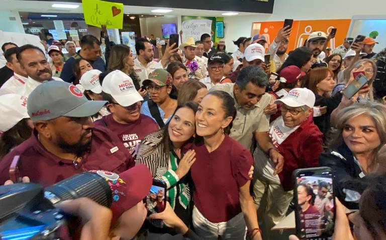 Decenas de simpatizantes reciben a Claudia Sheinbaum en el aeropuerto de Chihuahua