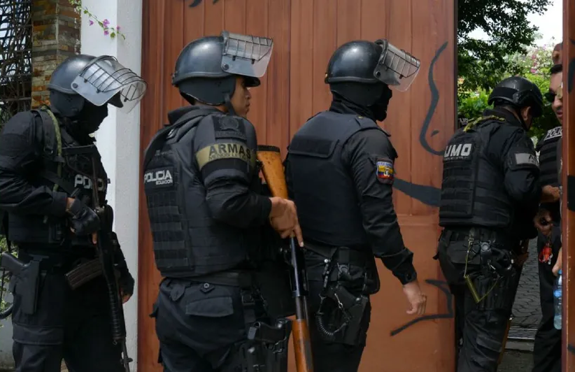 Detienen a hijo de ex presidente de Ecuador; se retiró grillete electrónico en una fiesta