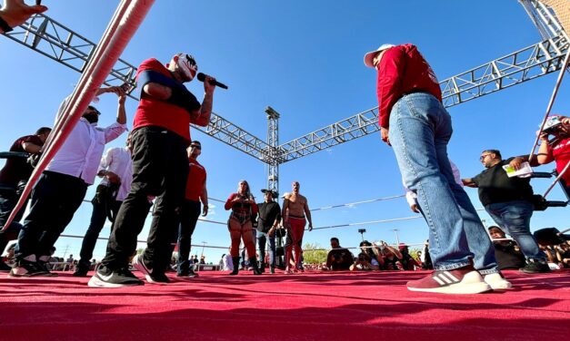 Recibe Cruz Pérez Cuéllar muestras de apoyo en función de Lucha Libre