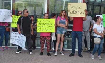 Parralenses toman edificio de Gobierno del Estado, exigen destitución de Mario Mata