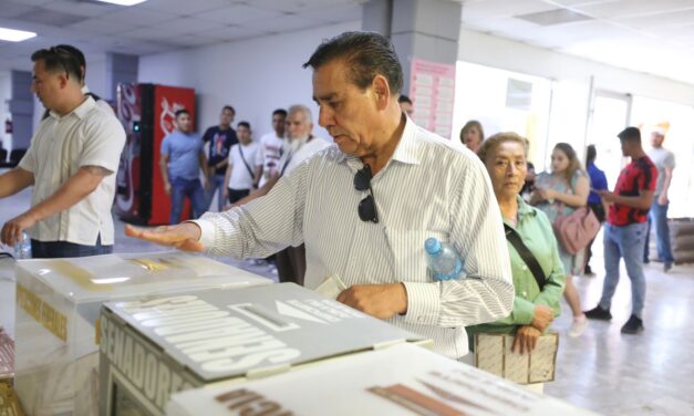 Acude Presidente Municipal en funciones a votar en casilla especial en el Parque Central