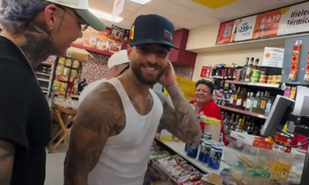 Maluma sorprende en Oxxo de Monterrey para compar cerveza: “Te pareces a…”, le dice el cajero